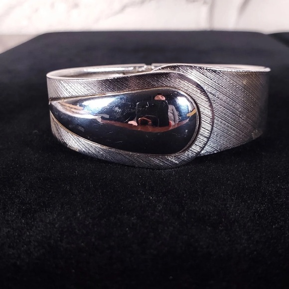 Vtg ‘70s Sarah Coventry Hinged Cuff Bracelet - Picture 2 of 12